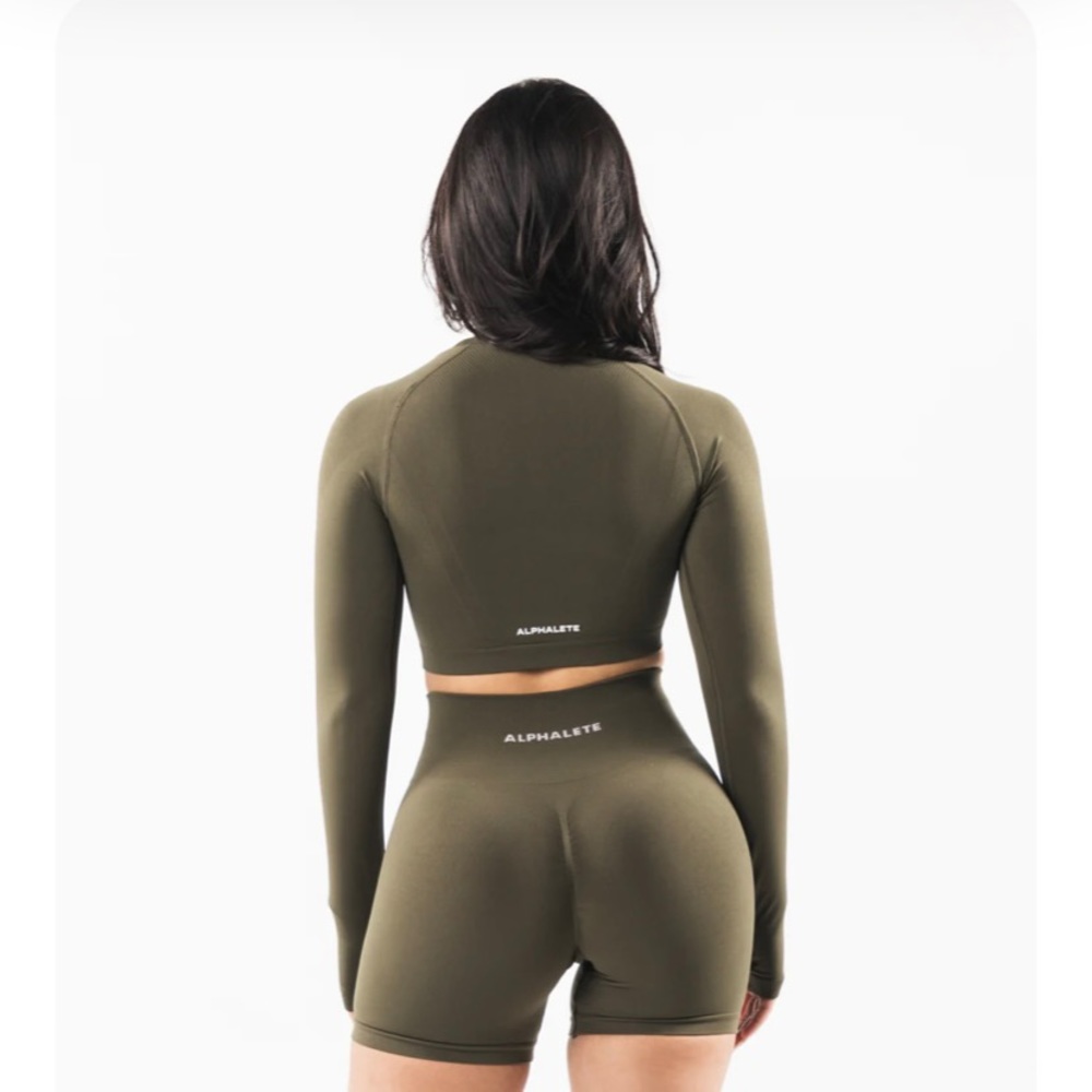 Like new Alphalete stratus long sleeve crop in Oak size M